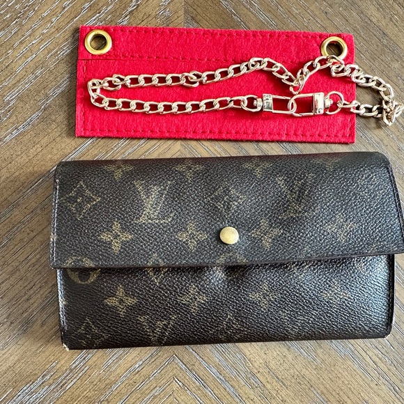 SOLD‼️‼️🍓🍉$155 Louis Vuitton Sarah International Long Wallet - Picture 5 of 16